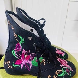 embroidered cloth boots